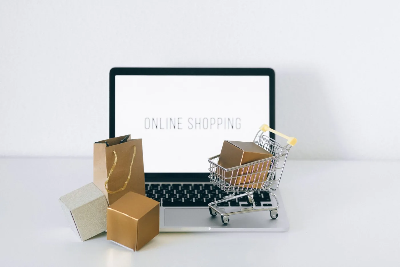 Nákupní košík na e-shopu na notebooku