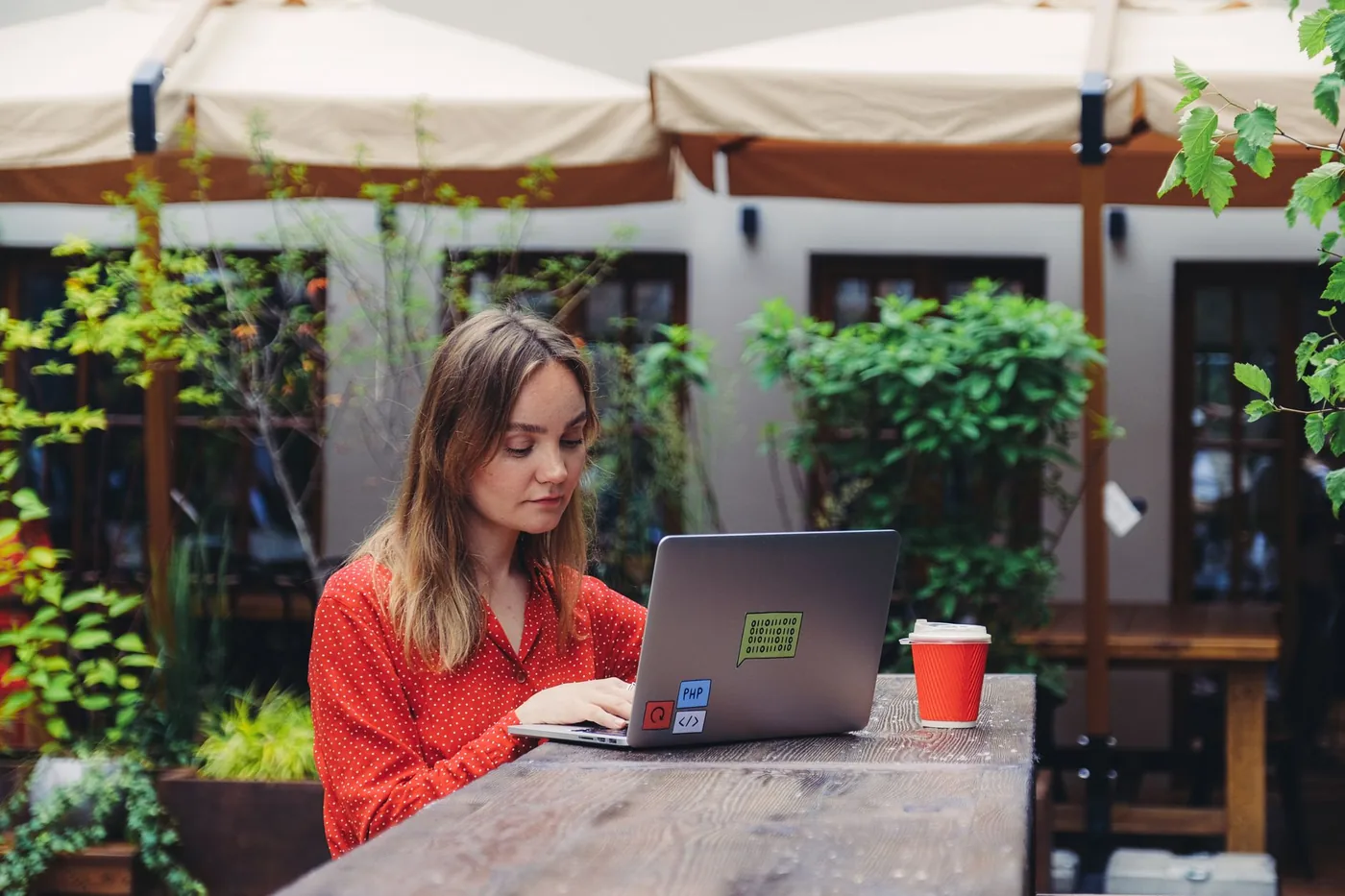 Freelancer pracuje na notebooku v kavárně