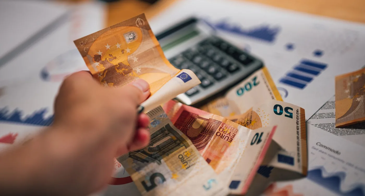 Bankovky a kalkulačka při výpočtu čisté mzdy