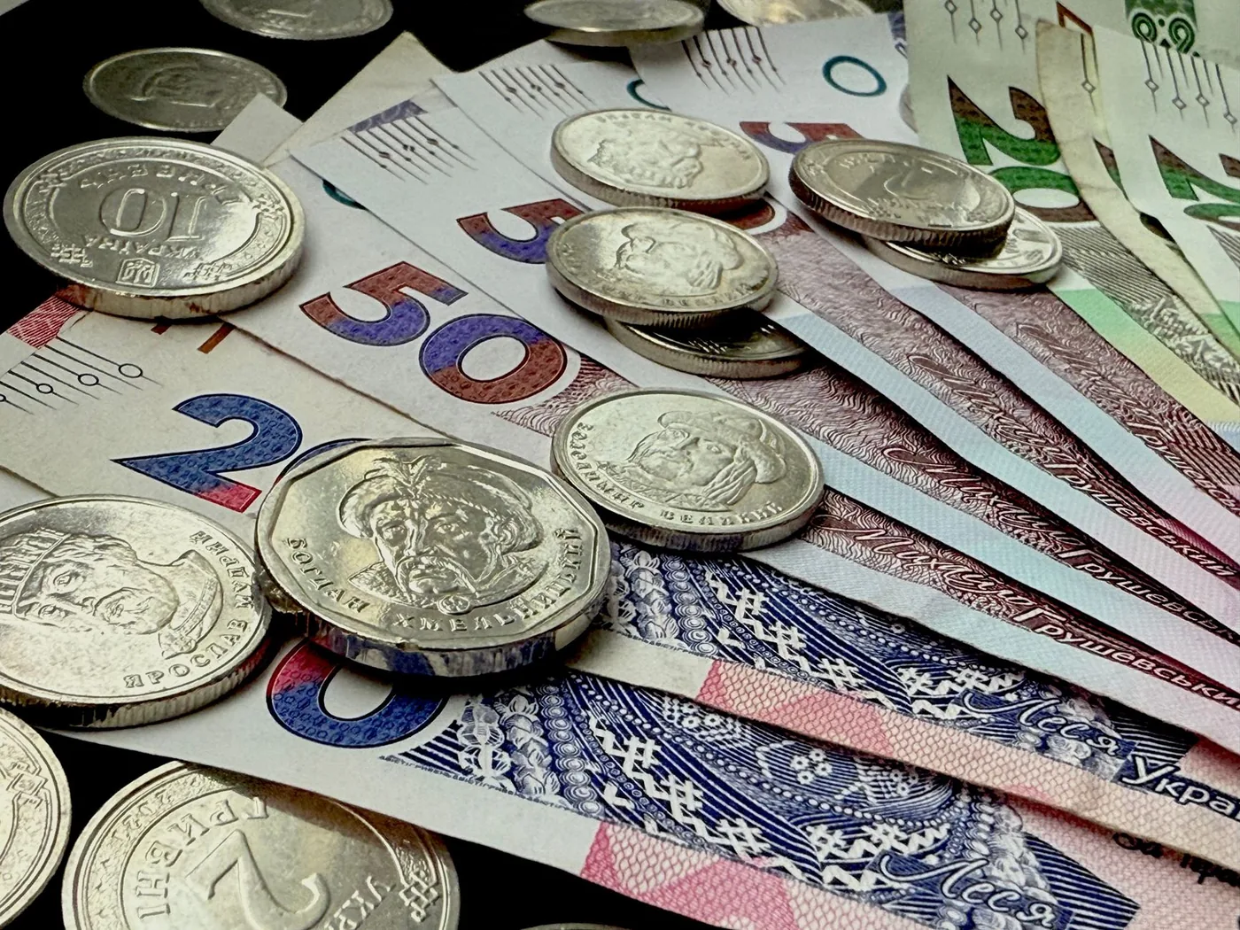Mince a bankovky jako symbol minimální mzdy