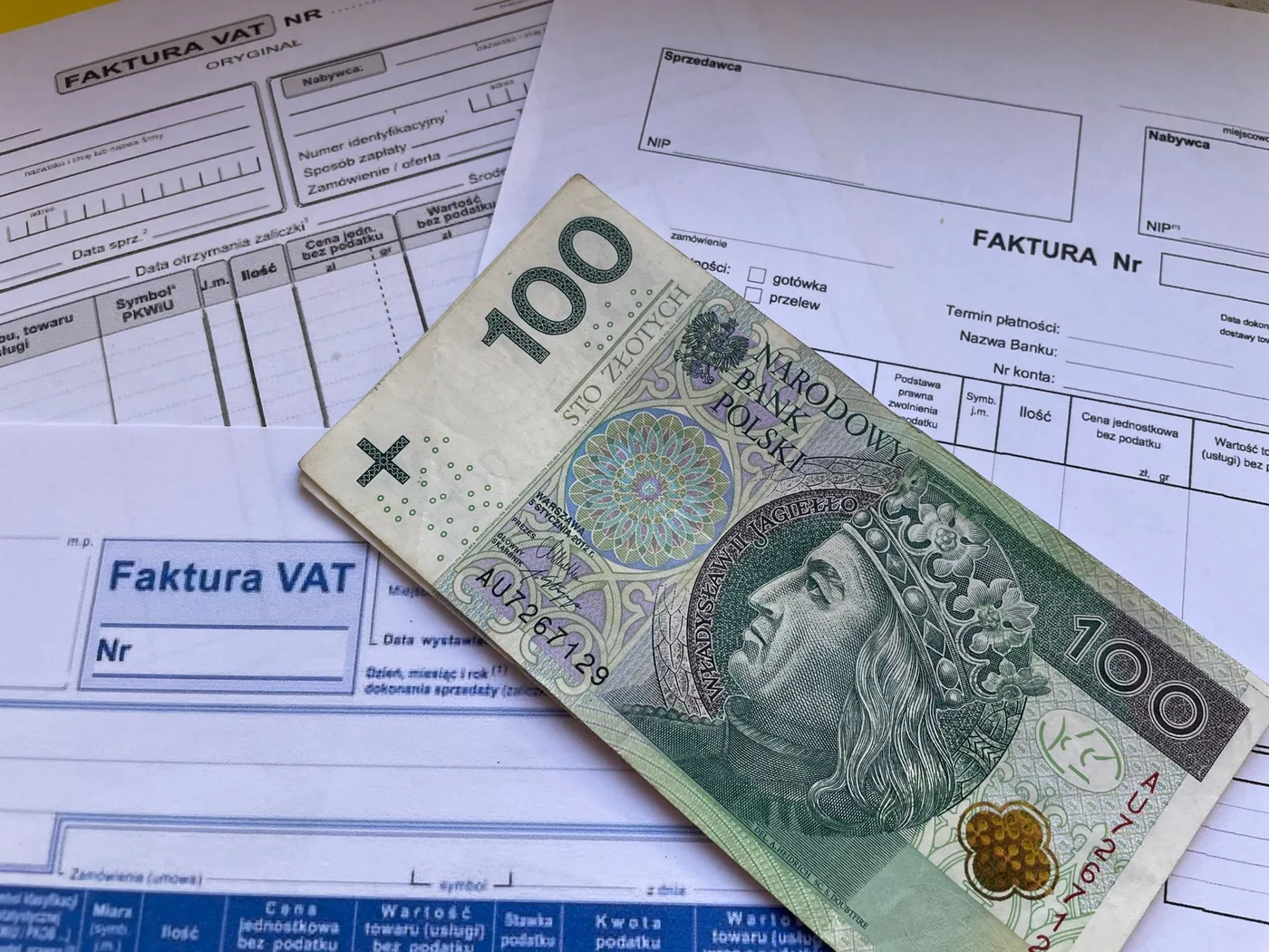 Šablona faktury vyplňovaná na počítači