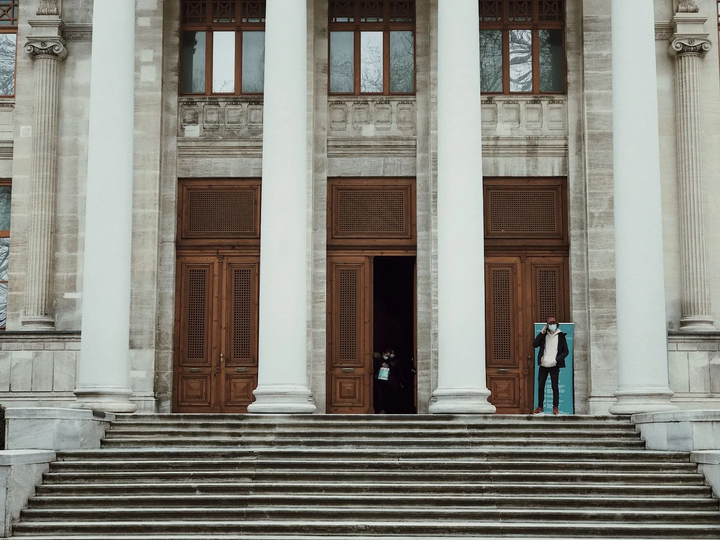 Vstup do budovy okresní správy sociálního zabezpečení