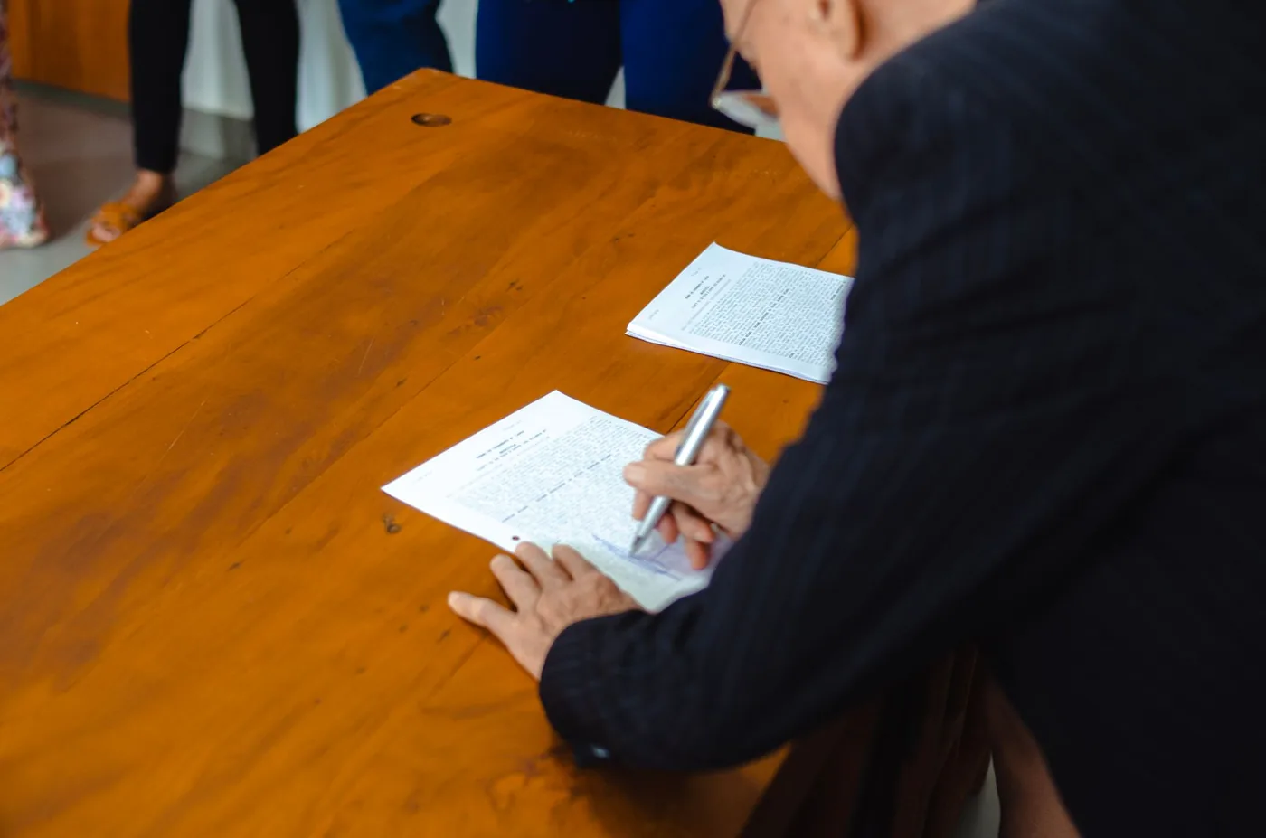 Akciová společnost se zakládá zakladatelskou listinou formou notářského zápisu.