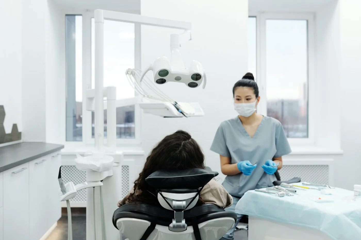 Dentální hygienistka při práci s pacientem